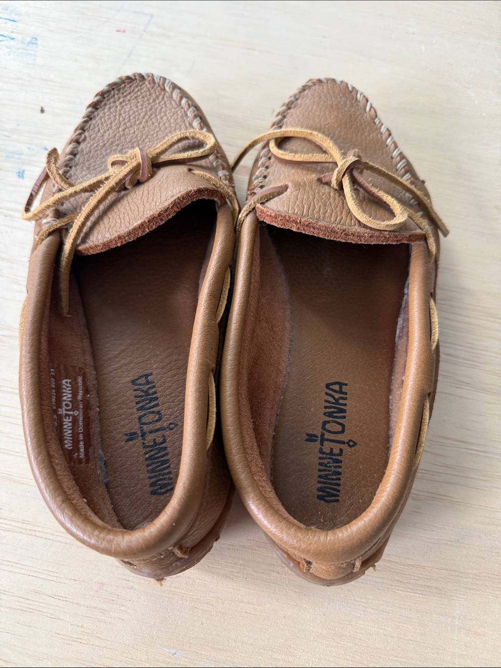 Minnetonka Tan Leather Bow Moccasins